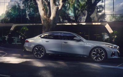 BMW i5 2025 e i5 Touring: più autonomia e innovazione per la guida elettrica