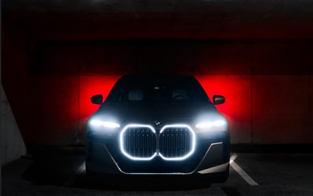 BMW Iconic Glow: la griglia illuminata che ridefinisce lo stile BMW